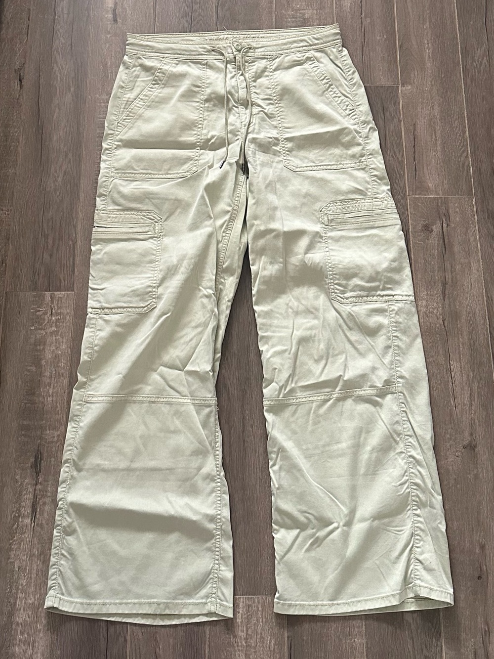American Eagle Women’s Drawstring Cargo Pants in Light Sage